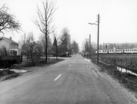 847628 Gezicht op de Groenekanseweg ter hoogte van de Groenekanseweg 208-lager (links) te Groenekan, met op de ...